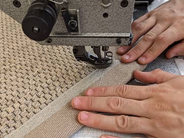 tappeto bordato con fettuccia in cotone ecologico con macchina da cucire
